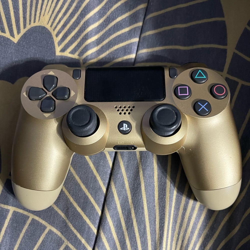 Gold ps4 controller 💛